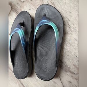 OOFOS Black Flip Flops with Iridescent Teal-to-Blue Straps SZ 8